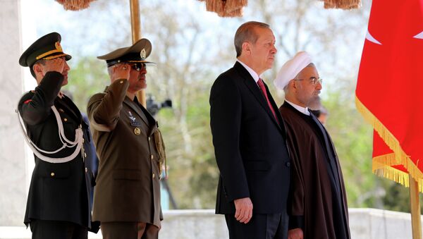 Iran's President Hassan Rouhani (R) stands with Turkish President Recep Tayyip Erdogan (2R) during an official welcoming ceremony following the latter's arrival at the Saadabad Palace in Tehran on April 7, 2015 - Sputnik Afrique