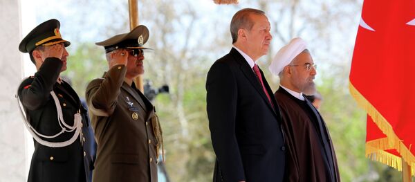 Iran's President Hassan Rouhani (R) stands with Turkish President Recep Tayyip Erdogan (2R) during an official welcoming ceremony following the latter's arrival at the Saadabad Palace in Tehran on April 7, 2015 - Sputnik Afrique