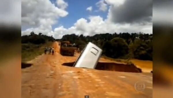 Brésil: un bus disparaît sous la terre - Sputnik Afrique