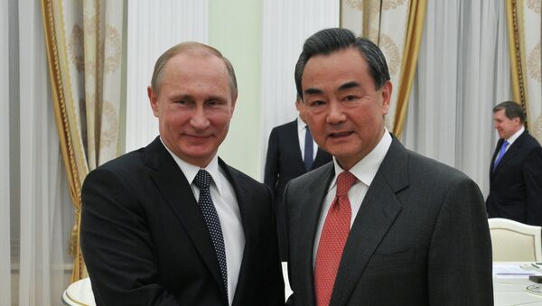 Президент Россиии Владимир Путин (слева) и министр иностранных дел Китая Ван И во время встречи в Кремле. - Sputnik Afrique