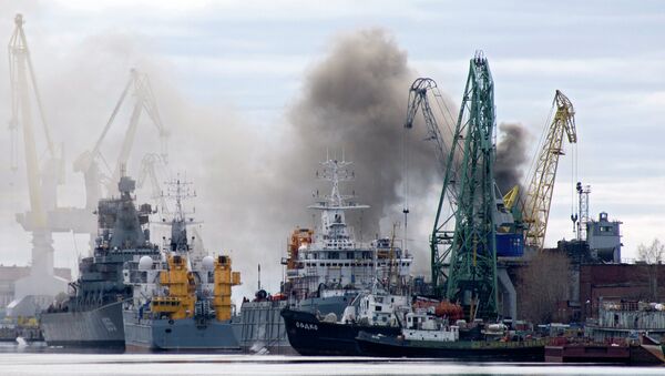 Smoke rises from a dock where the Orel nuclear submarine, a cruise missile type sub with two reactors that is classified as Oscar-II by NATO, is for repairs at the Zvyozdochka shipyard in the northern city of Severodvinsk on April 7, 2015 - Sputnik Afrique