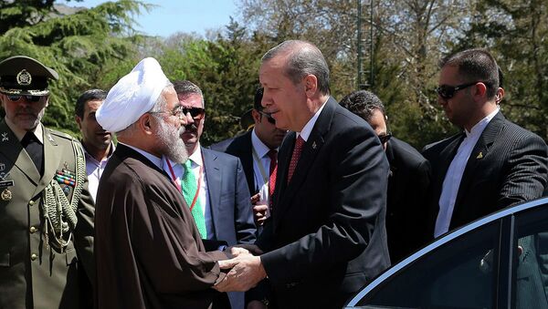 Iran's President Hassan Rouhani, left, shakes hand with his Turkish counterpart Recep Tayyip Erdogan during a welcoming ceremony for him at the Saadabad palace in Tehran, Iran, Tuesday, April 7, 2015. - Sputnik Afrique