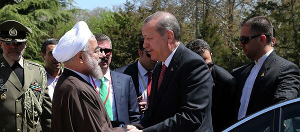Iran's President Hassan Rouhani, left, shakes hand with his Turkish counterpart Recep Tayyip Erdogan during a welcoming ceremony for him at the Saadabad palace in Tehran, Iran, Tuesday, April 7, 2015. - Sputnik Afrique