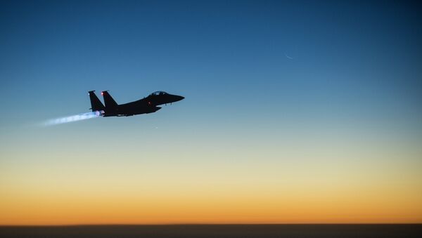 A U.S. Air Force F-15E Strike Eagle aircraft flies over northern Iraq Sept. 23, 2014 - Sputnik Afrique