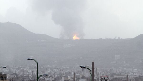 Fire is seen at a military site after it was hit by an air strike at the Faj Attan mountain of Sanaa April 6, 2015. - Sputnik Afrique