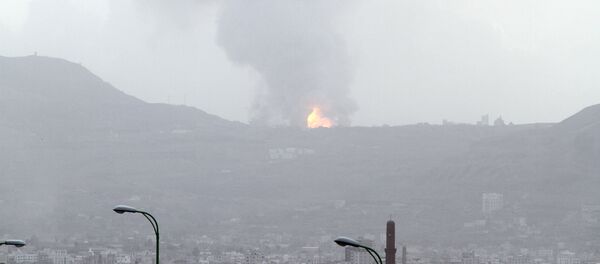 Fire is seen at a military site after it was hit by an air strike at the Faj Attan mountain of Sanaa April 6, 2015. - Sputnik Afrique