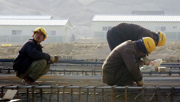 North Korean workers construct a factory in the Kaesong Industrial Complex, north of the inter-Korean border, North Korea (file photo) - Sputnik Afrique