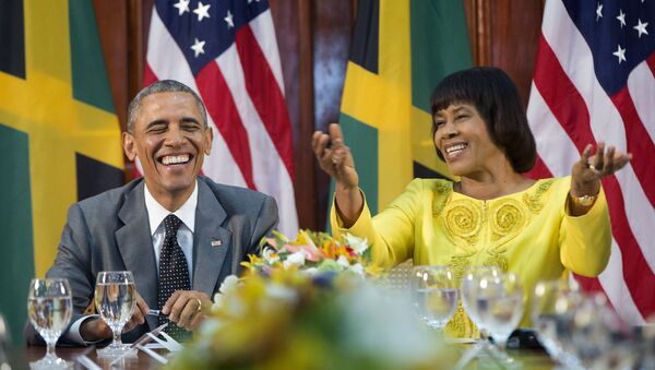 President Barack Obama smiles as he reacts to comments made by Jamaican Prime Minister Portia Simpson-Miller - Sputnik Afrique