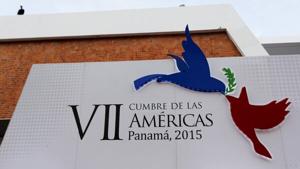 A police officer stands on a roof and near a logo of the VII Summit of the Americas at the Atlapa convention center where the summit will be held in Panama City April 8, 2015 - Sputnik Afrique