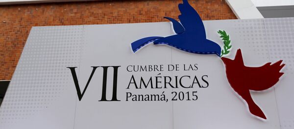 A police officer stands on a roof and near a logo of the VII Summit of the Americas at the Atlapa convention center where the summit will be held in Panama City April 8, 2015 - Sputnik Afrique