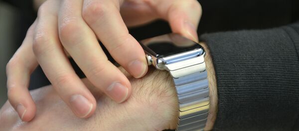 A customer tries on a Apple WatchApple Watch in an Apple store in Sydney on April 10, 2015 - Sputnik Afrique