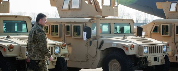 Президент Украины П.Порошенко встретил первый самолет ВВС США с американскими бронеавтомобилями - Sputnik Afrique