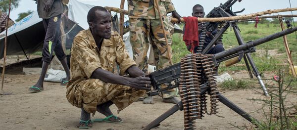 Rebel soldiers guard the village of Majieng, about 6km from the town of Bentiu, in South Sudan - Sputnik Afrique