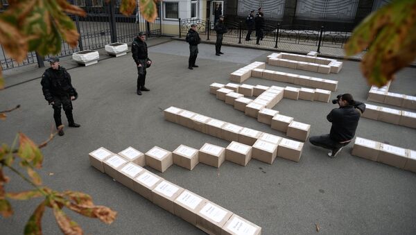 Boxes containing signatures of Ukrainian people in support of the referendum on Ukraine's accession to the NATO system of collective security, outside the President's Administration building. - Sputnik Afrique