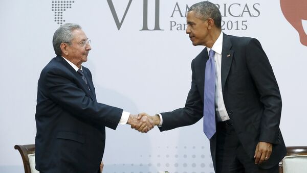 U.S. President Barack Obama shakes hands with Cuba's President Raul Castro as they hold a bilateral meeting during the Summit of the Americas in Panama City - Sputnik Afrique