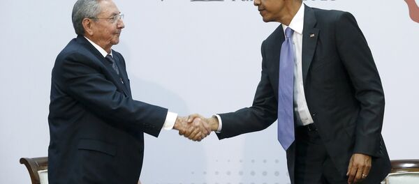 U.S. President Barack Obama shakes hands with Cuba's President Raul Castro as they hold a bilateral meeting during the Summit of the Americas in Panama City - Sputnik Afrique