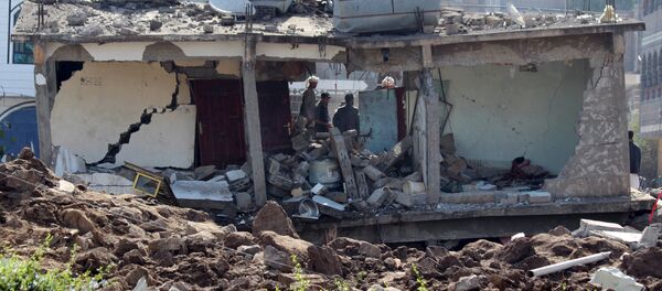 A two-storey building is seen after it was destroyed by an air strike in Yemen's central city of Ibb April 13, 2015. - Sputnik Afrique