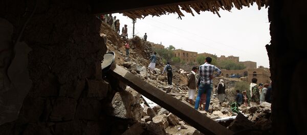 Yemenis inspect the rubble of destroyed houses in the village of Bani Matar, 70 kilometers (43 miles) West of Sanaa, on April 4, 2015 - Sputnik Afrique