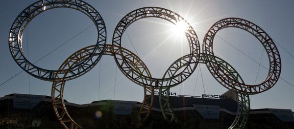 Олимпийские кольца у здания сочинского аэропорта - Sputnik Afrique