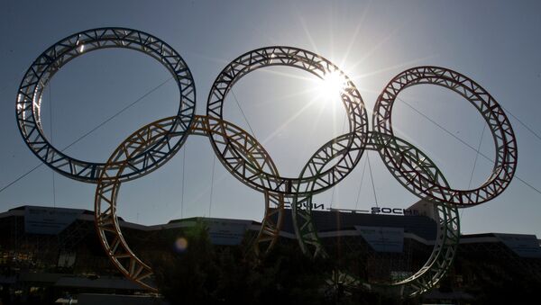 Олимпийские кольца у здания сочинского аэропорта - Sputnik Afrique
