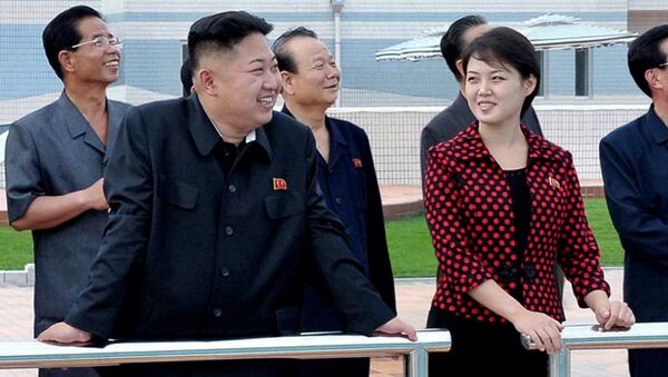 North Korean leader Kim Jong Un, front left, accompanied by his wife Ri Sol Ju, front right, inspects the Rungna People's Pleasure Ground in Pyongyang - Sputnik Afrique