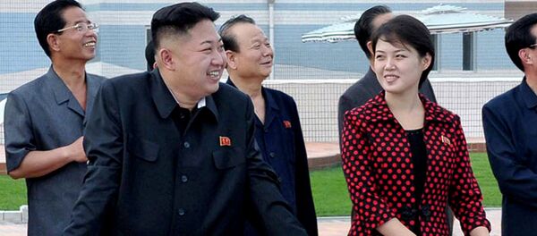 North Korean leader Kim Jong Un, front left, accompanied by his wife Ri Sol Ju, front right, inspects the Rungna People's Pleasure Ground in Pyongyang - Sputnik Afrique