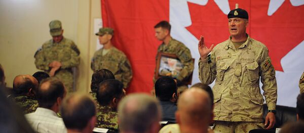 Brigadier General Dean Milner, Commander of Canadian forces in Afghanistan, speaks with soldiers after a handover ceremony to US forces at Kandahar airbase - Sputnik Afrique