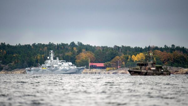 The Swedish minesweeper HM left, S Kullen,and a guard boat in Namdo Bay, Sweden,Tuesday, Oct. 21, 2014 on their fifth day of searching for a suspected foreign vessel in the Stockholm archipelago - Sputnik Afrique