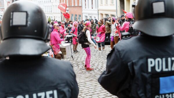 Riot Police stop block protesters taking part in a march against the G7 foreign ministers' meeting in Luebeck, northern Germany, on April 14, 2015. - Sputnik Afrique