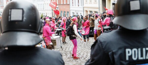 Riot Police stop block protesters taking part in a march against the G7 foreign ministers' meeting in Luebeck, northern Germany, on April 14, 2015. - Sputnik Afrique