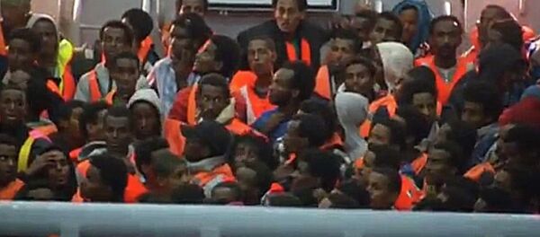 Migrants on abandoned Mediterranean boat Ezadeen - Sputnik Afrique