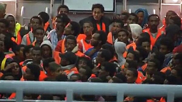 Migrants on abandoned Mediterranean boat Ezadeen - Sputnik Afrique
