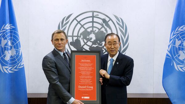 Actor Daniel Craig (L) stands next to Ban Ki-moon as Craig is designated as UN Global Advocate for the Elimination of Mines and Explosive Hazards at the United Nations Headquarters in New York April 14, 2015 - Sputnik Afrique