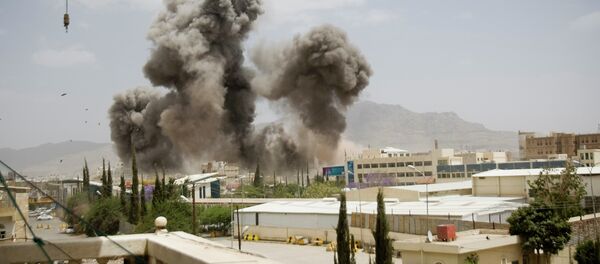 Smoke billows from a Saudi-led airstrike on Sanaa, Yemen, Wednesday, April 8, 2015 - Sputnik Afrique