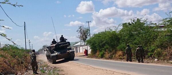 A Kenyan Defence Forces tank on a road outside the Garissa university college, Thursday, April 2, 2015. - Sputnik Afrique