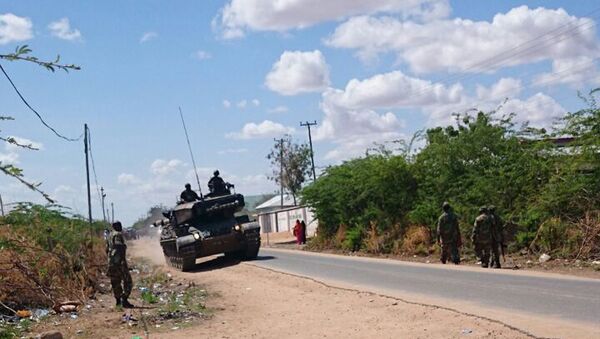 A Kenyan Defence Forces tank on a road outside the Garissa university college, Thursday, April 2, 2015. - Sputnik Afrique