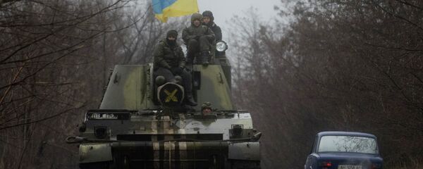 Ukrainian servicemen ride atop an armored vehicle with a Ukrainian flag, on the outskirts of Donetsk, Ukraine - Sputnik Afrique
