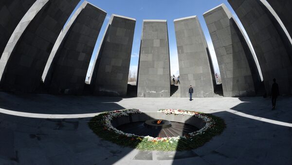 La flamme éternelle du Mémorial des Victimes du Génocide Arménien Tsitsernakaberd. - Sputnik Afrique