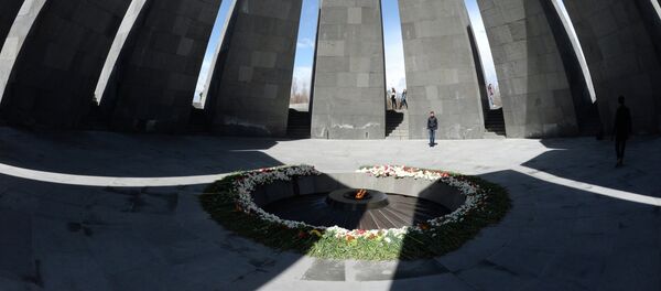 La flamme éternelle du Mémorial des Victimes du Génocide Arménien Tsitsernakaberd. - Sputnik Afrique