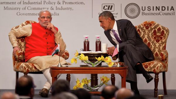 U.S. President Barack Obama, right leans towards Indian Prime Minister Narendra Modi to talk to him during the India-U.S business summit in New Delhi, India, Monday, Jan. 26, 2015. - Sputnik Afrique