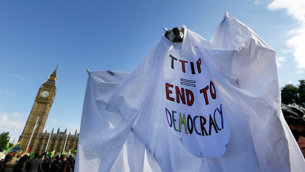 A demonstrator holds a banner in Parliament Square in London, Saturday, Oct. 11, 2014 - Sputnik Afrique