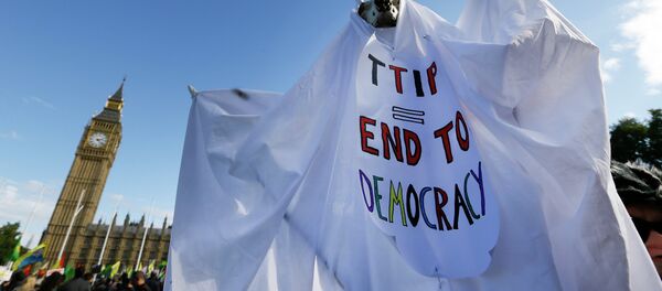 A demonstrator holds a banner in Parliament Square in London, Saturday, Oct. 11, 2014 - Sputnik Afrique