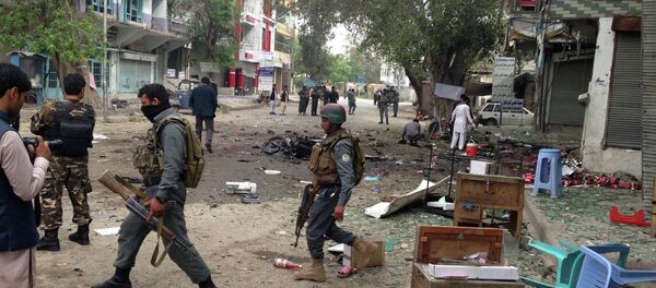 Afghan security forces members inspect the site of a suicide attack near a new Kabul Bank in Jalalabad, east of Kabul, Afghanistan, Saturday, April, 18, 2015. Afghan security forces members inspect the site of a suicide attack near a new Kabul Bank in Jalalabad, east of Kabul, Afghanistan, Saturday, April, 18, 2015. - Sputnik Afrique