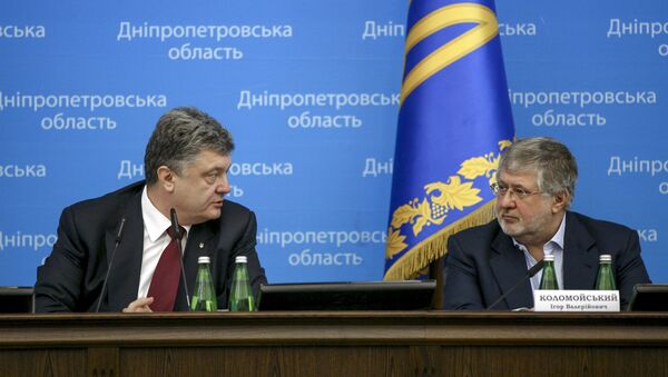Ukrainian President Petro Poroshenko (L) talks to oligarch Ihor Kolomoisky during a representing ceremony of a new governor of the eastern Dnipropetrovsk region - Sputnik Afrique