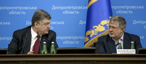 Ukrainian President Petro Poroshenko (L) talks to oligarch Ihor Kolomoisky during a representing ceremony of a new governor of the eastern Dnipropetrovsk region - Sputnik Afrique