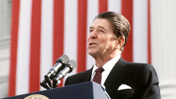 US President and Republican presidential candidate Ronald Reagan addresses supporters at an electoral meeting in November 1984, a few days before the american presidential election. - Sputnik Afrique
