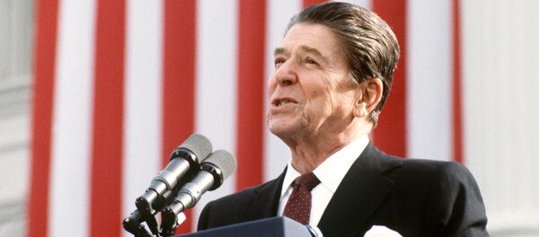 US President and Republican presidential candidate Ronald Reagan addresses supporters at an electoral meeting in November 1984, a few days before the american presidential election. - Sputnik Afrique