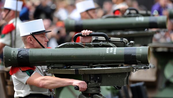 A soldier from French Foreign Legion holds an Anti-Tank Light Infantry Missile (MILAN) as he takes part in the annual Bastille Day military parade on the Champs-Elysees in Paris, on July 14, 2012 - Sputnik Afrique