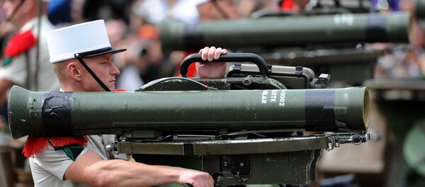 A soldier from French Foreign Legion holds an Anti-Tank Light Infantry Missile (MILAN) as he takes part in the annual Bastille Day military parade on the Champs-Elysees in Paris, on July 14, 2012 - Sputnik Afrique