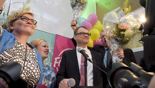 Anu Vehvilainen (L), Annika Saarikko, Chairman Juha Sipila and Juha Rehula of the Centre Party celebrate at the party's parliamentary elections reception in Helsinki after the results of the votes - Sputnik Afrique